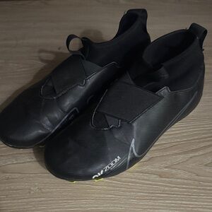 Youth black Nike Air zoom soccer shoes 6Y